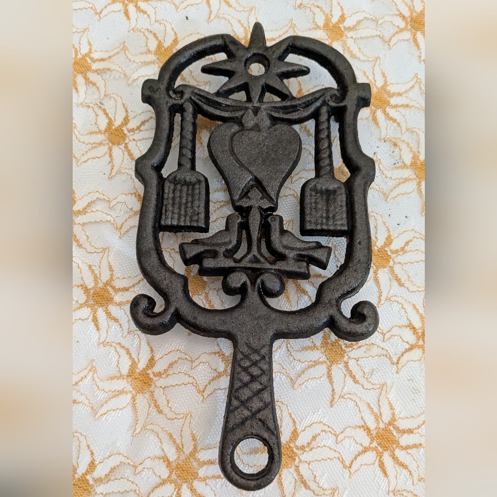 🖤🖤Vintage 1980's Hearts Doves Old Black Cast Iron Kitchen Trivet